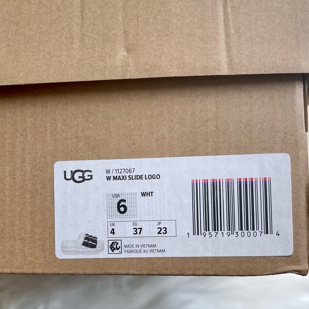 NIB UGG Puft Maxi Slide Logo White Real Lamb Fur - Size 6 - Picture 13 of 13